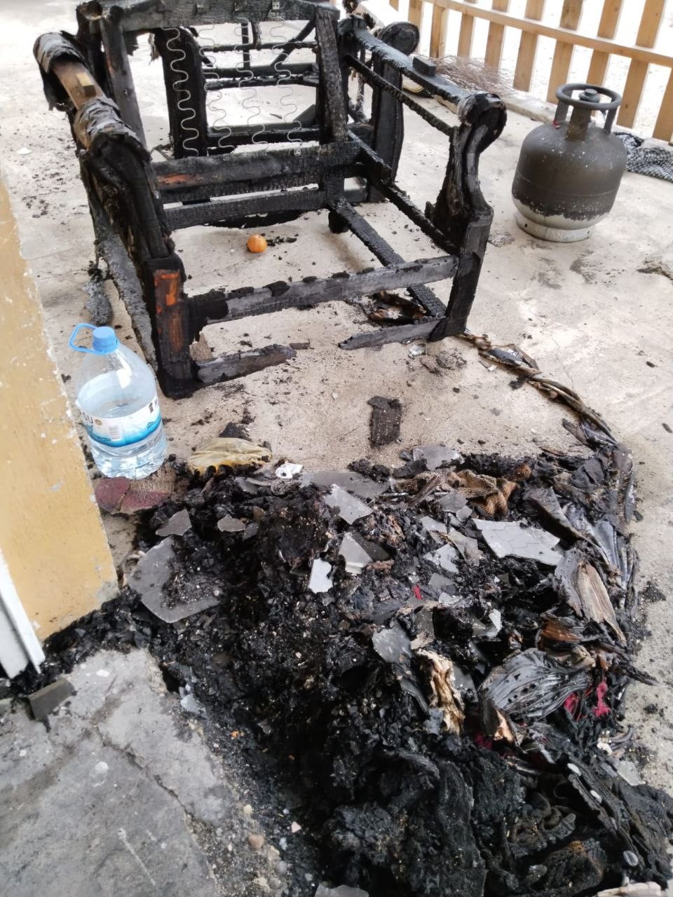 buzdolabinin kablosundan cikan yanginda anne ve ogul pencereden atlayarak canini kurtardi 5 J99GBwRK