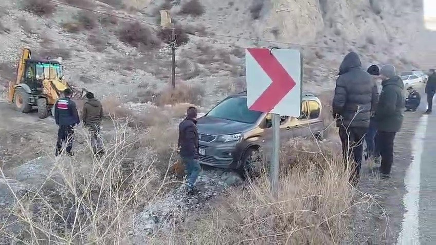 buzlanan yolda kayan otomobil araziye uctu 0 wsjwnznb