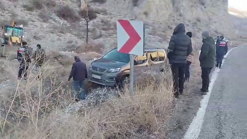 buzlanan yolda kayan otomobil araziye uctu 1 FddiHP8p