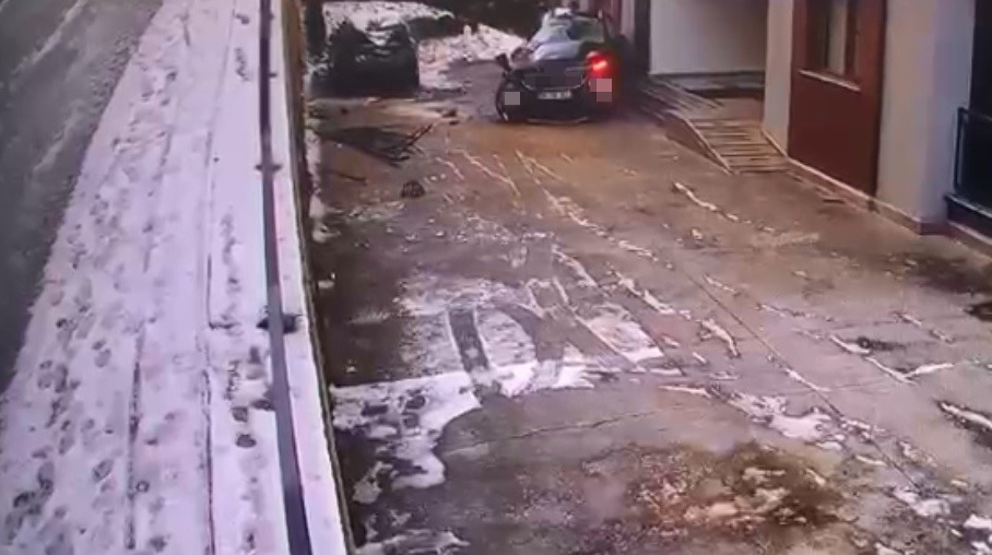 Buzlanan yolda kontrolden çıkan cip sitenin bahçesine uçtu 4 buzlanan yolda kontrolden cikan cip sitenin bahcesine uctu 0 qg1mKrkf