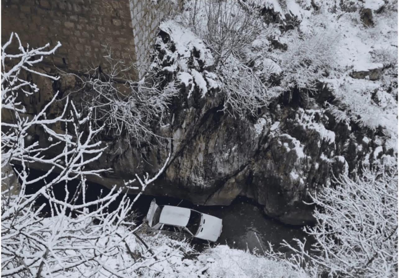 Buzlanma kaza getirdi, dereye uçan otomobildeki 3 kişi yaralandı 4 buzlanma kaza getirdi dereye ucan otomobildeki 3 kisi yaralandi 0 lTbkn9BH