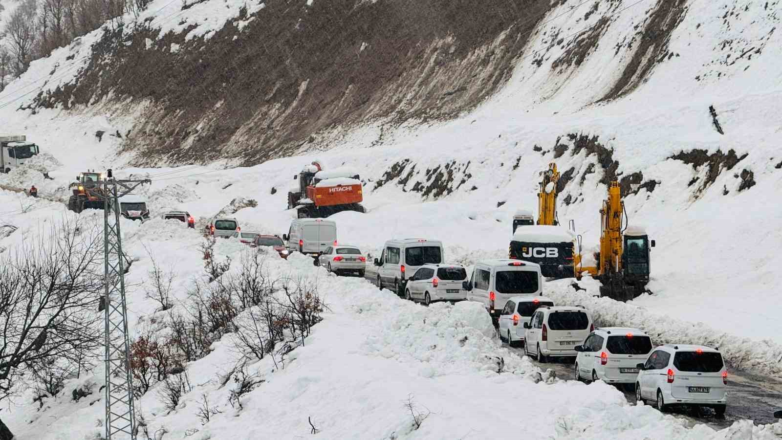 buzlanma kazayi beraberinde getirdi 2 yarali 1 VT3MZ5Cm