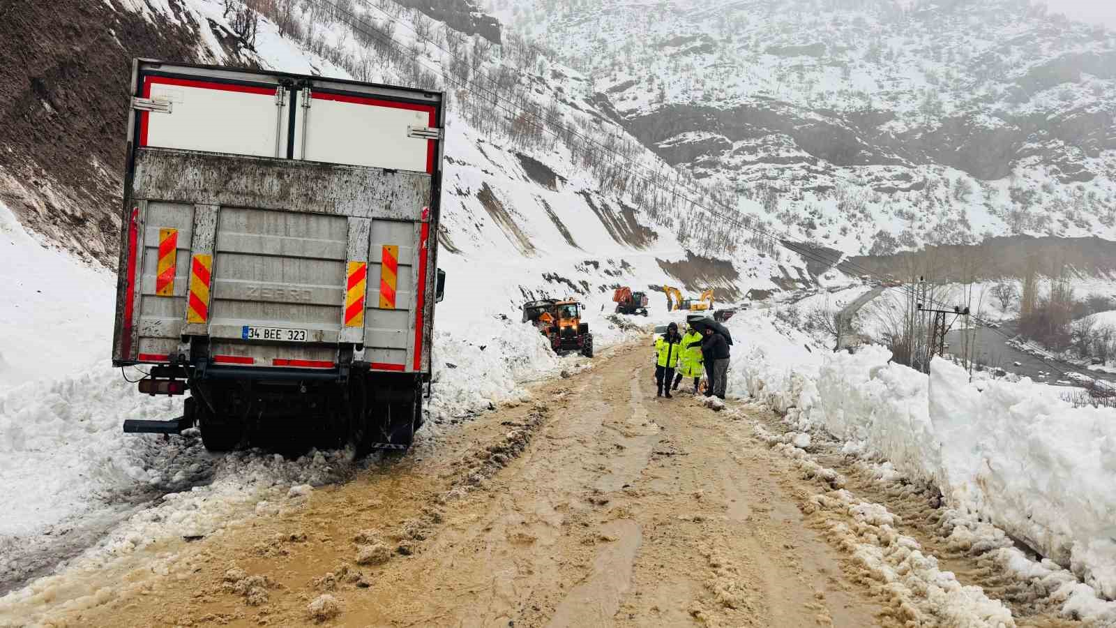 buzlanma kazayi beraberinde getirdi 2 yarali 4 k8GjNE6a