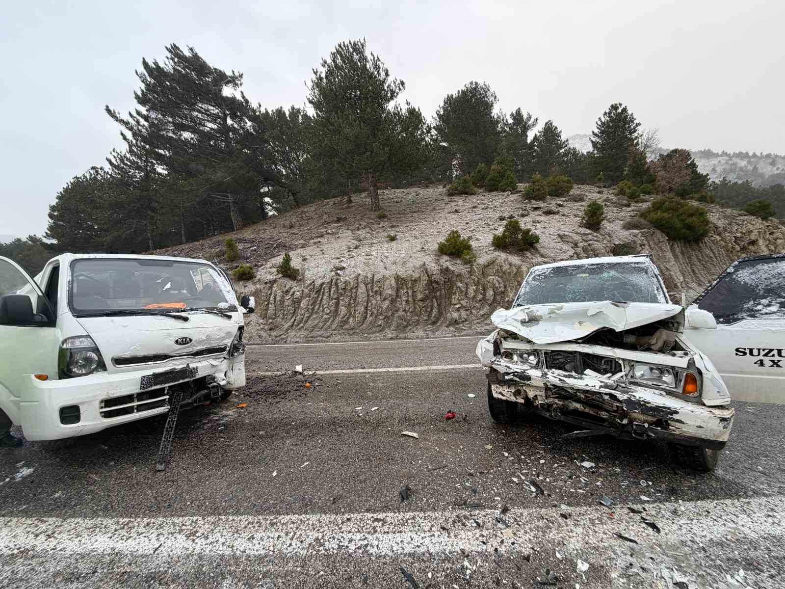 buzlanma nedeniyle arazi araciyla kamyonet carpisti 2 yarali 1 M5Eq8rGK