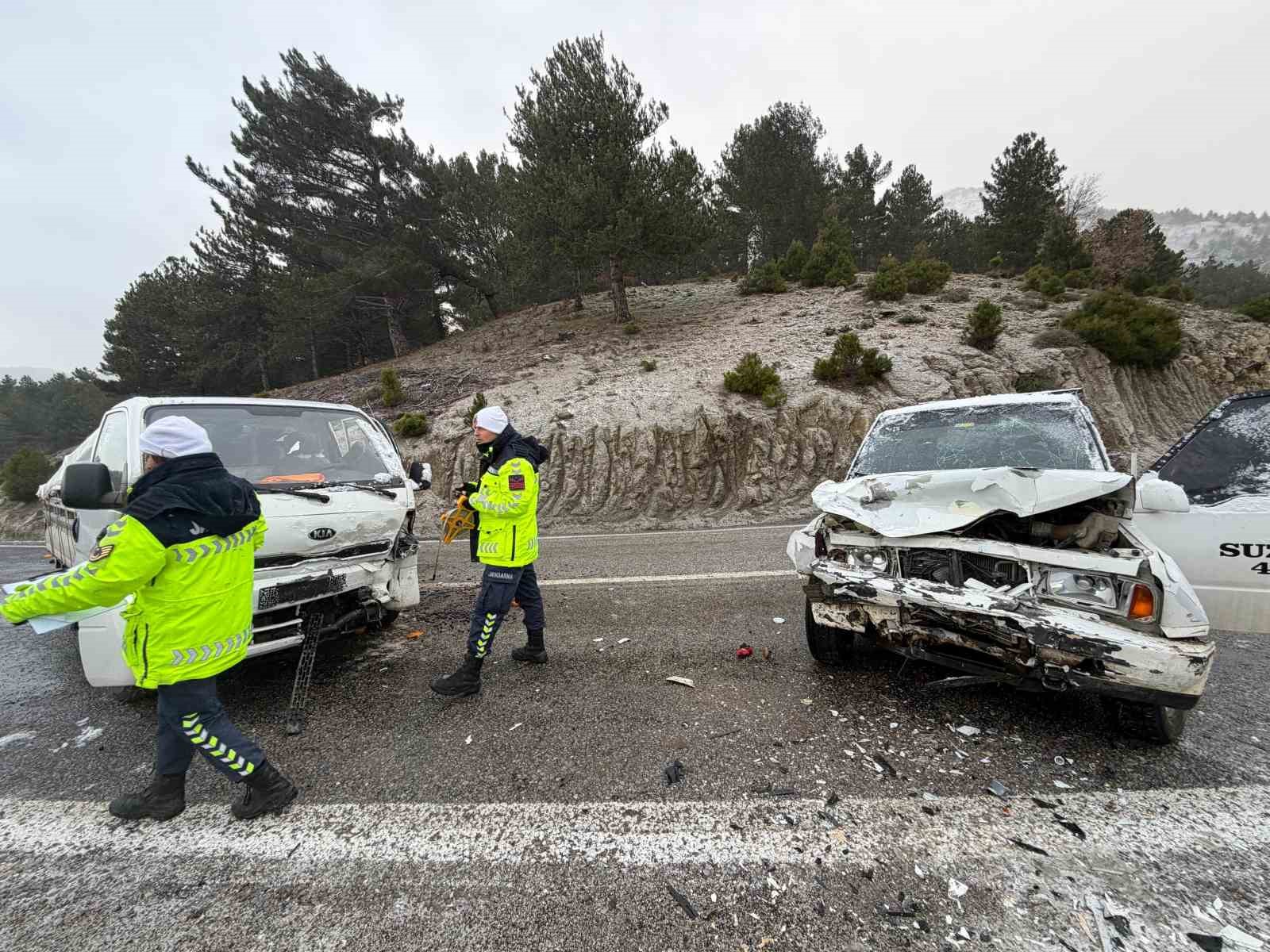 buzlanma nedeniyle arazi araciyla kamyonet carpisti 2 yarali 2 9eAJ9B3i