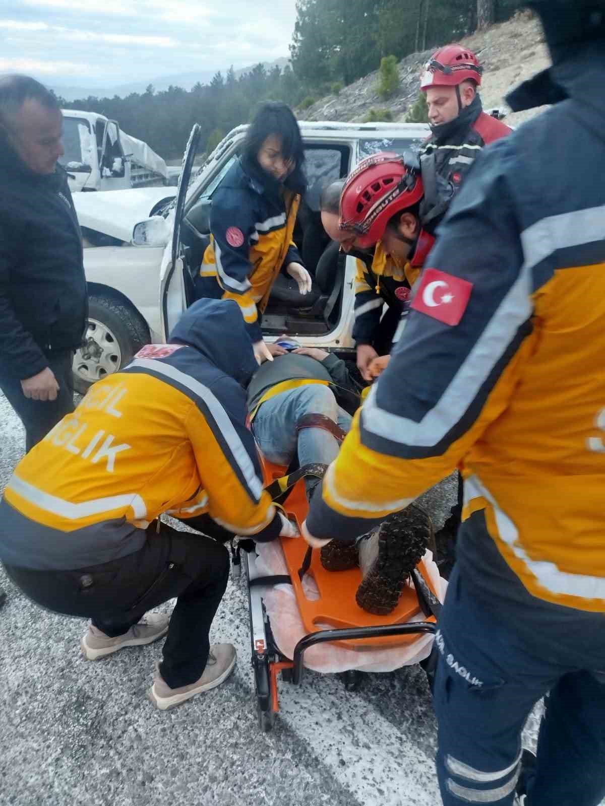 buzlanma nedeniyle arazi araciyla kamyonet carpisti 2 yarali 4 zNcjhTLw