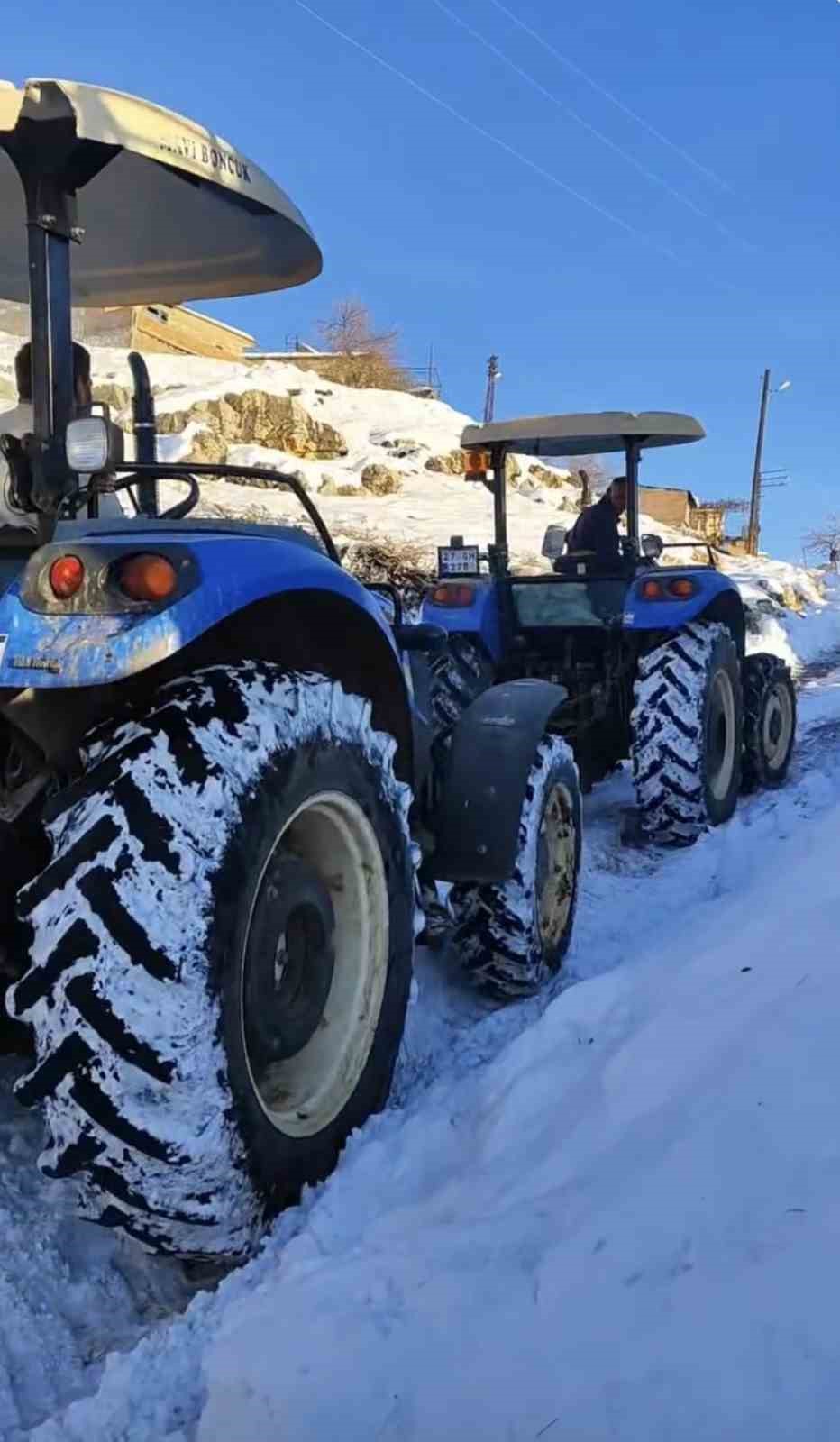 buzlanmis yolda uc traktoru birbirine baglayip su tasidilar 1