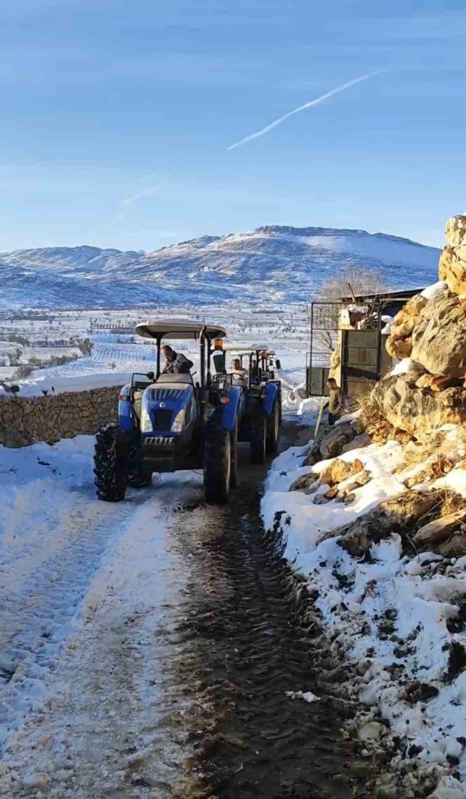 buzlanmis yolda uc traktoru birbirine baglayip su tasidilar 2 lLl1NMJb