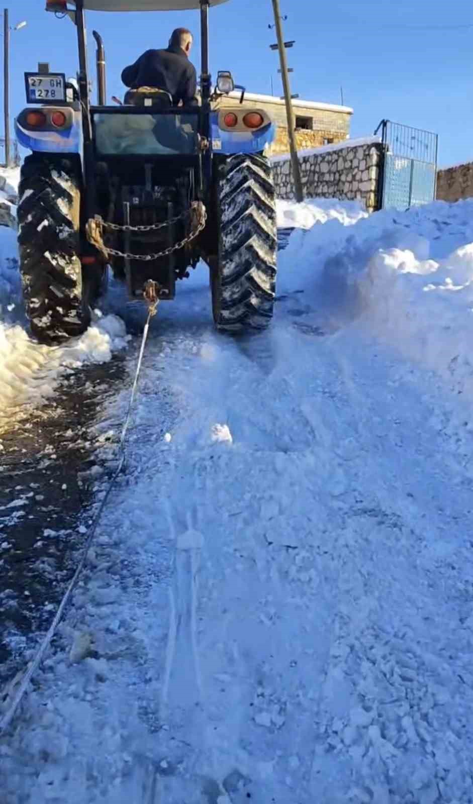 buzlanmis yolda uc traktoru birbirine baglayip su tasidilar 3 siSkjm4k