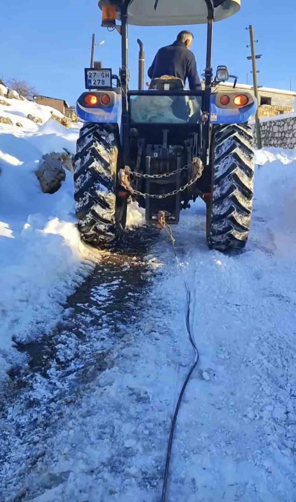 buzlanmis yolda uc traktoru birbirine baglayip su tasidilar 4 vanfMlC1