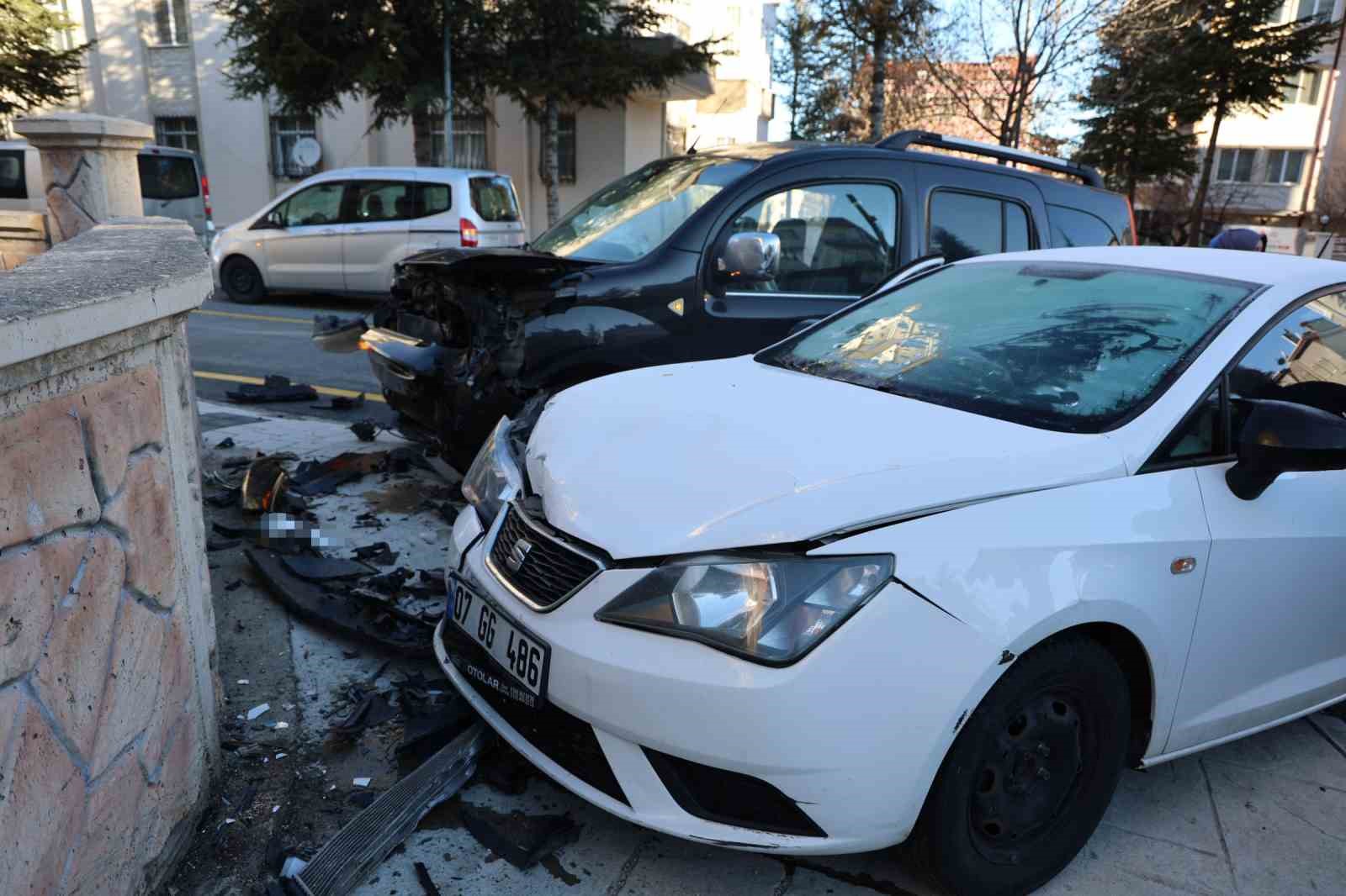 buzlu camla trafige cikti kazaya neden oldu 2 yarali 1 4fZ5yY57