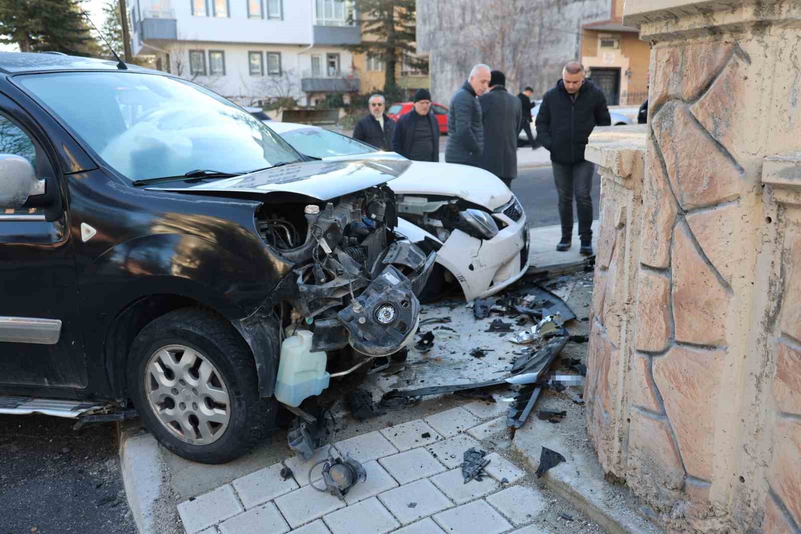 buzlu camla trafige cikti kazaya neden oldu 2 yarali 2 nDQg4mW2