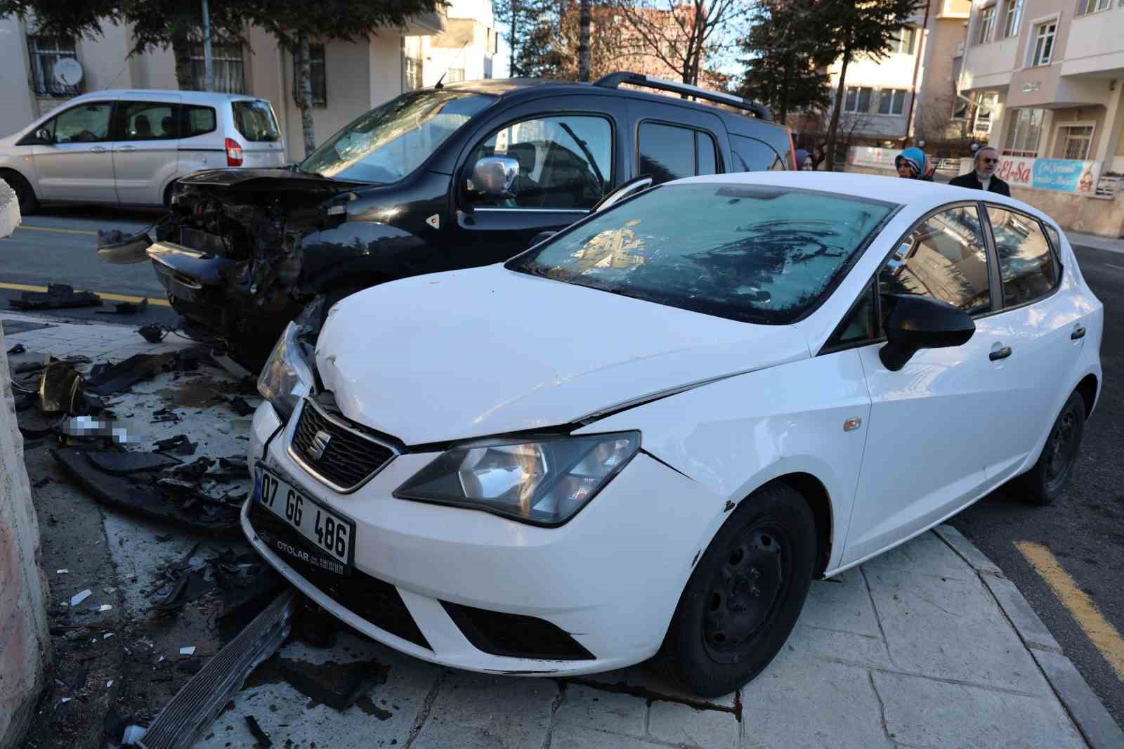 buzlu camla trafige cikti kazaya neden oldu 2 yarali 4 UceAHgHY