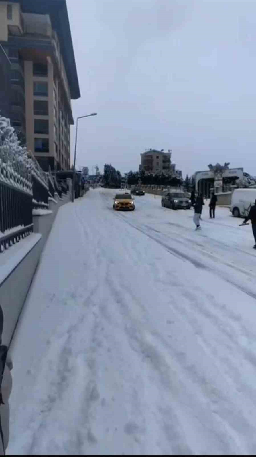 buzlu yolda kaza boyle geldi 1 JSfEwI8T