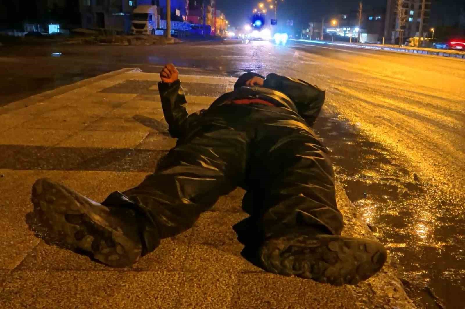 buzlu yolda motosiklet kaydi yola savrulan kurye yaralandi 0