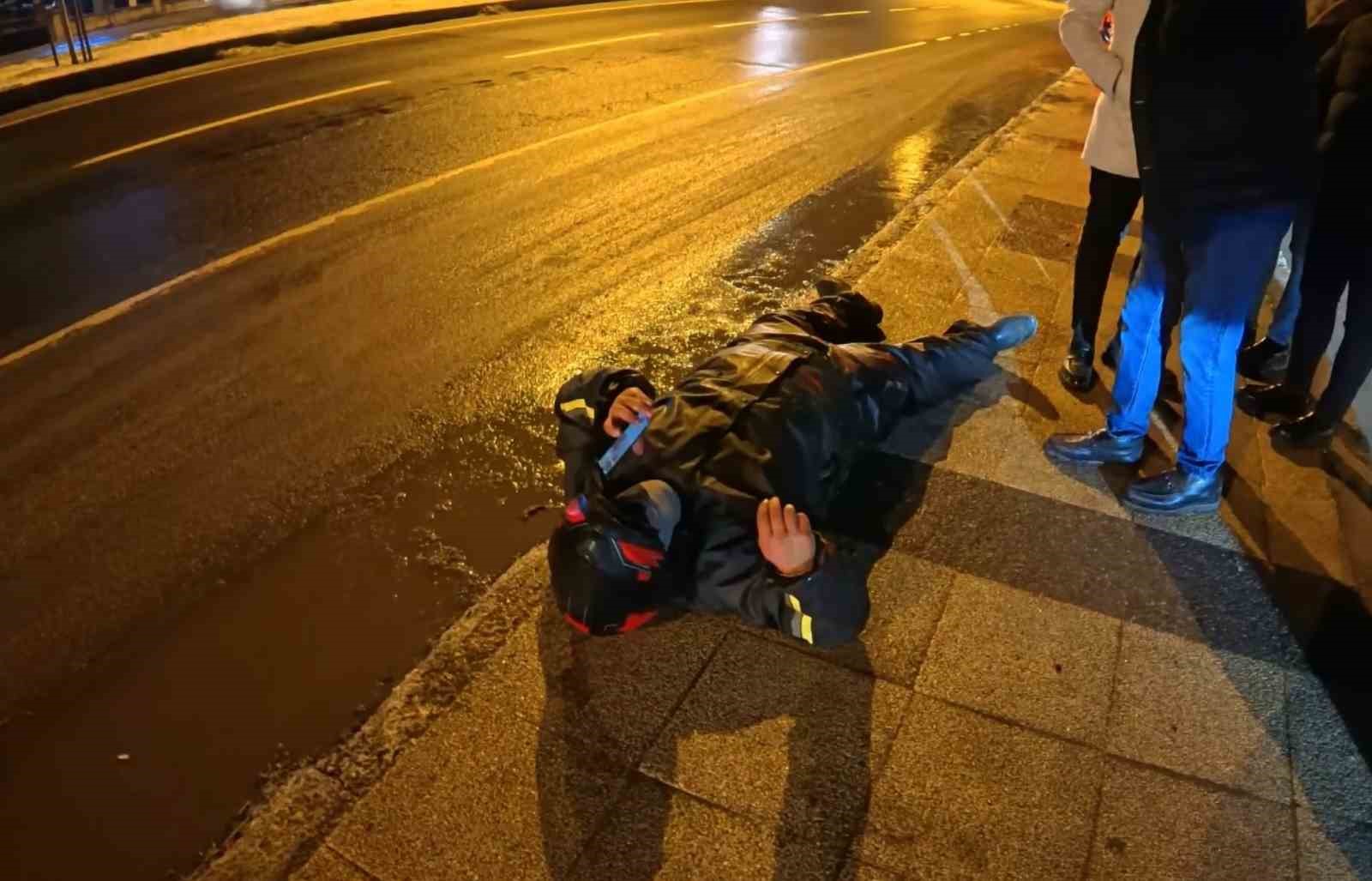 buzlu yolda motosiklet kaydi yola savrulan kurye yaralandi 1 numOYL5Q