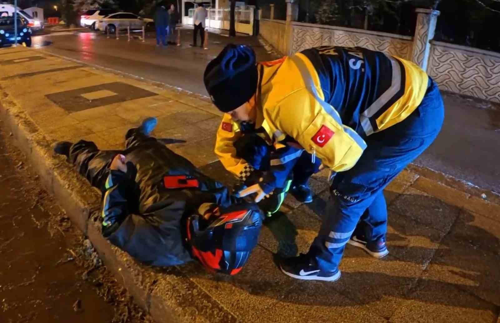 buzlu yolda motosiklet kaydi yola savrulan kurye yaralandi 2 HmzK7I2f