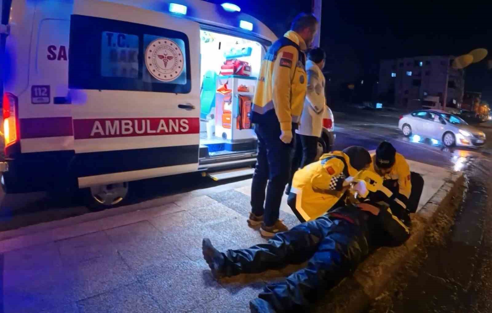 buzlu yolda motosiklet kaydi yola savrulan kurye yaralandi 3 kQ3knQty