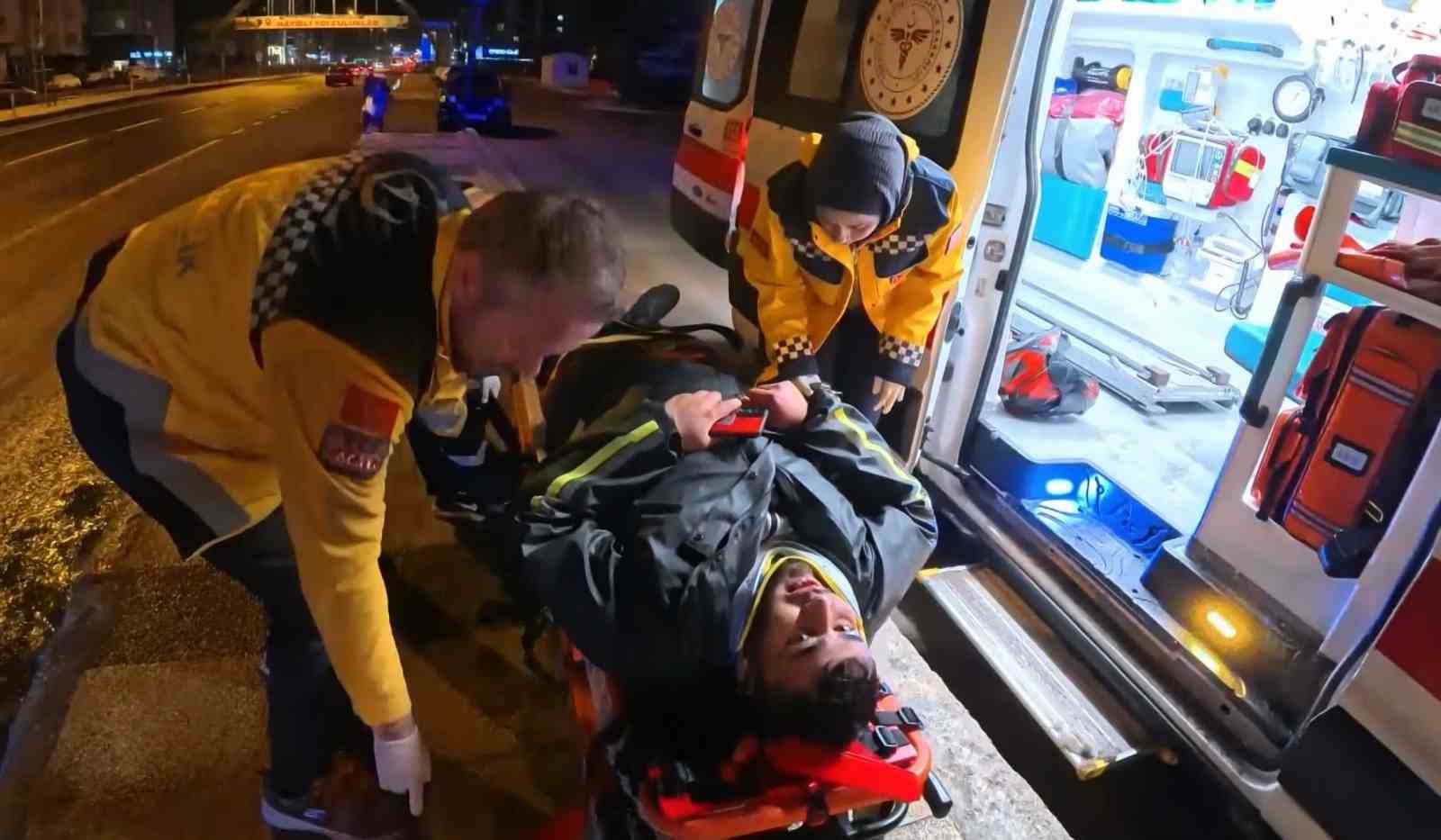 buzlu yolda motosiklet kaydi yola savrulan kurye yaralandi 5
