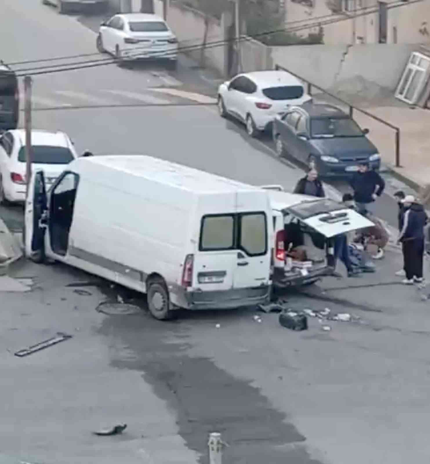 cadde ile sokagin kesisiminde carpistilar 4 yarali 1 nZ8SV1Gm