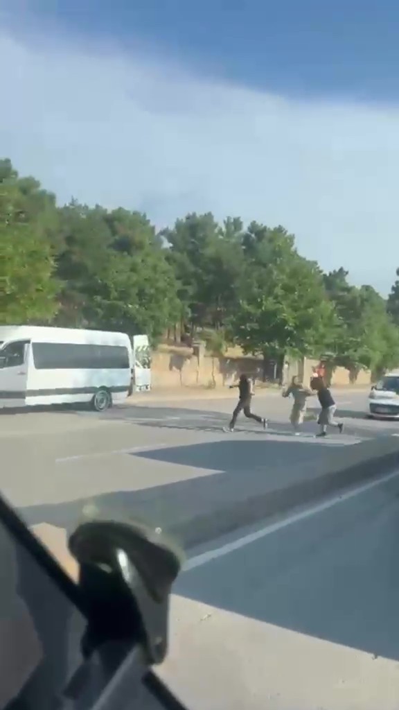 cadde ortasinda dehset anlari demir sopalarla darp ettiler 0