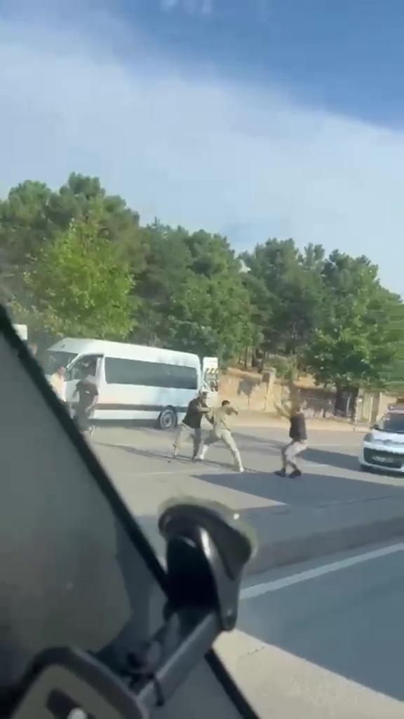 cadde ortasinda dehset anlari demir sopalarla darp ettiler 1 avAjLHVU