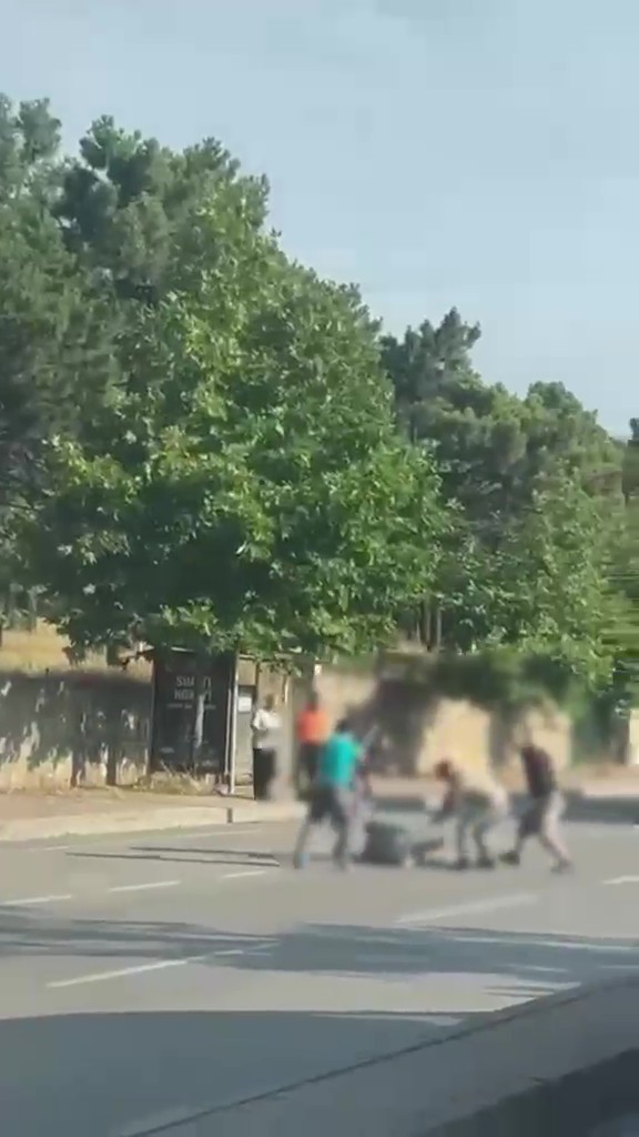 cadde ortasinda dehset anlari demir sopalarla darp ettiler 4 KK7OtvYI