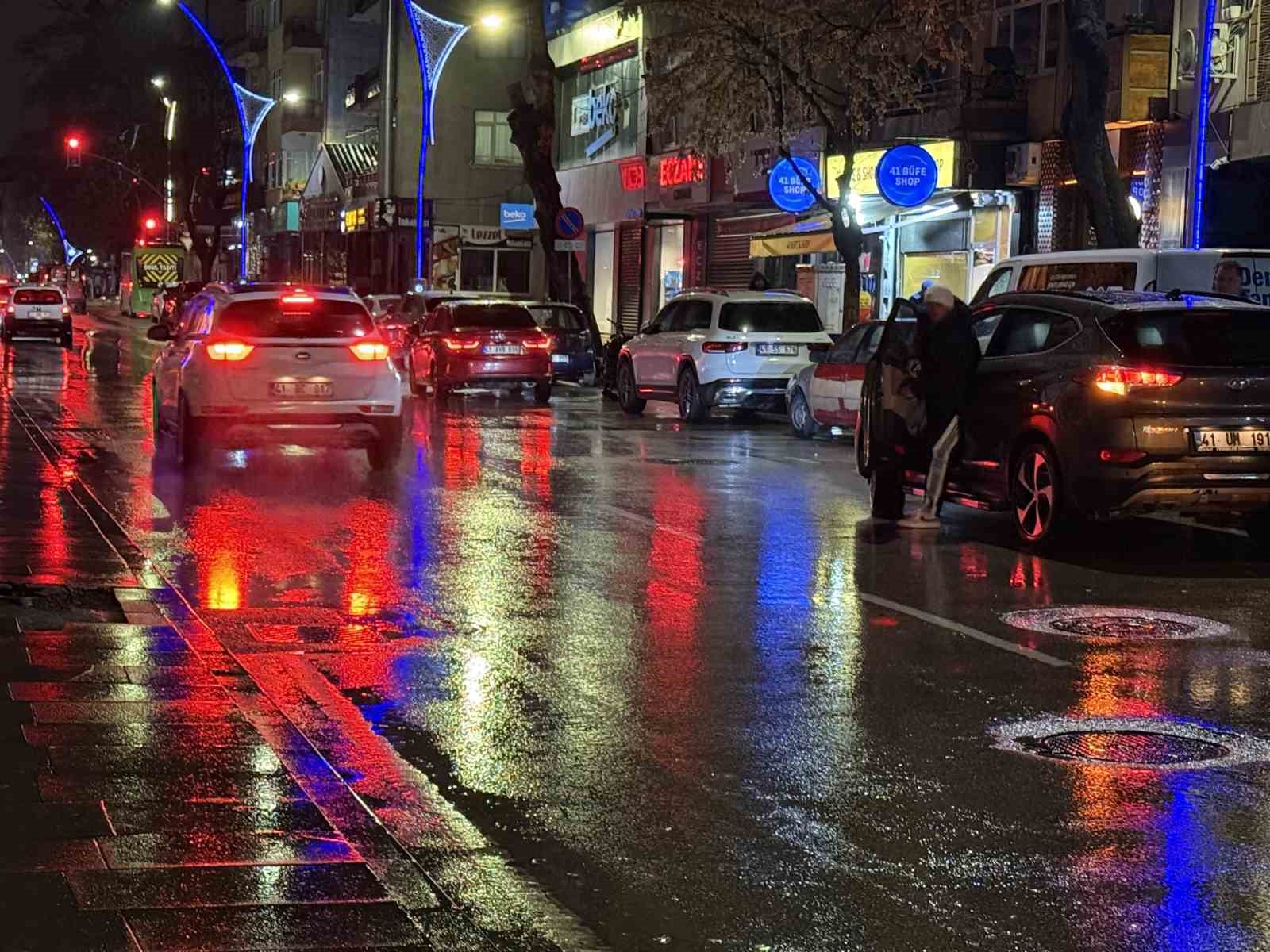 cadde ortasinda dehset anlari tekme ve yumruklara feci sekilde darbedildi 0 6O8epHNm