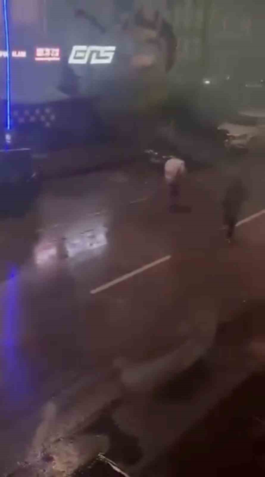 cadde ortasinda dehset anlari tekme ve yumruklara feci sekilde darbedildi 4 47hU7P7i
