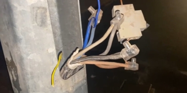 cadde-ve-sokak-aydinlatmalari-icin-kurulan-direklerden-evlere-kacak-elektrik-hatti-cektiler-3Uqd5pbw.jpg