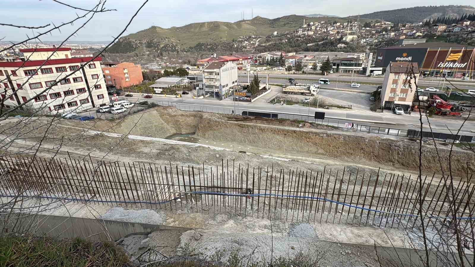 cadde yolunda olusan catlakliklar tehlike olusturuyor 1