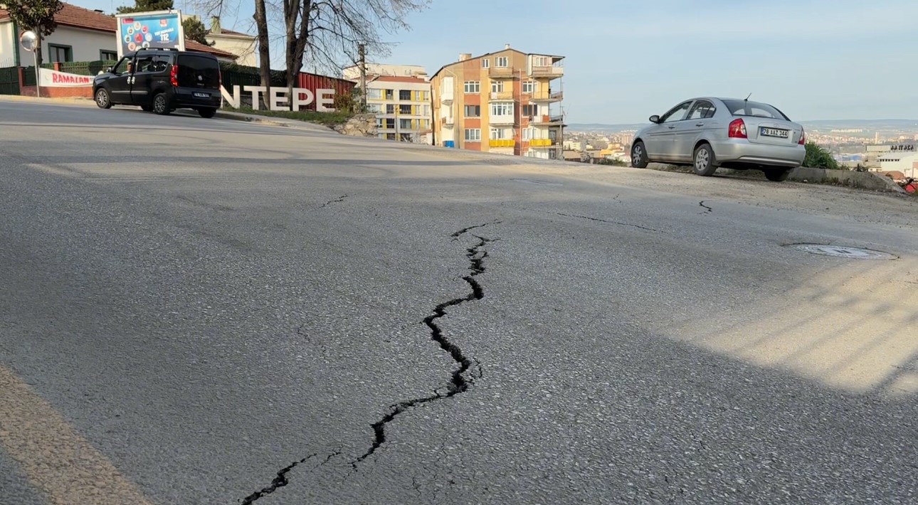 cadde yolunda olusan catlakliklar tehlike olusturuyor 2