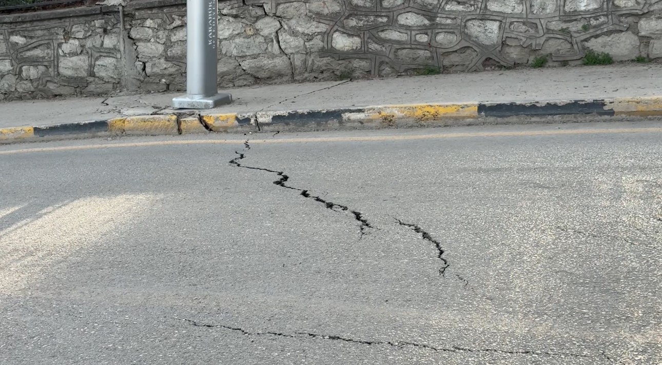 cadde yolunda olusan catlakliklar tehlike olusturuyor 3 8weA35em