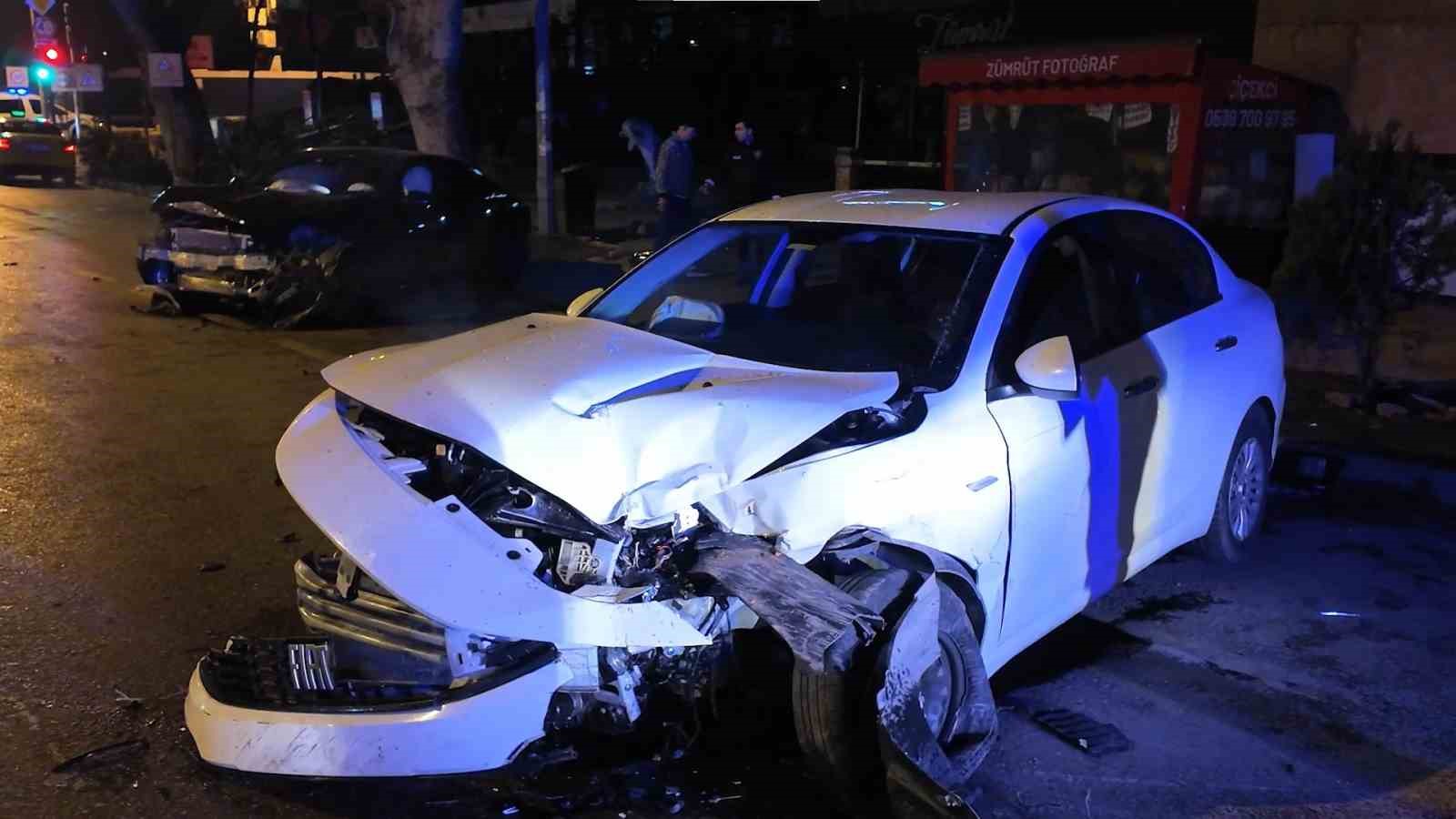 Caddebostan’da makas atan sürücü lüks araca çarpıp kaçtı 6 caddebostanda makas atan surucu luks araca carpip kacti 2 tTmmY759