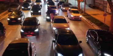caddebostanda-otomobilin-camindan-sarkan-gencten-pes-dedirten-sozler-bayrampasa-cocuguyuz-100-bin-lira-ceza-kPBcDzaS.jpg