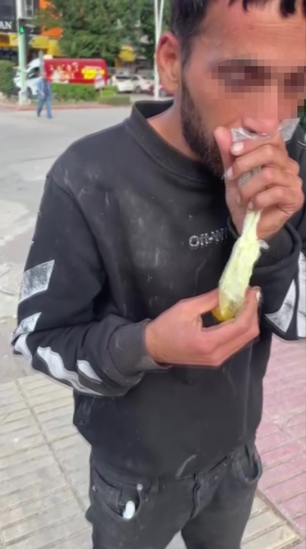caddede gupegunduz bali cekip kendinden gecti 0 jyFMpdgP