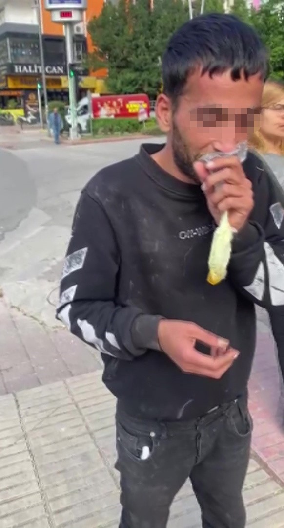 caddede gupegunduz bali cekip kendinden gecti 1 AROjVOBv