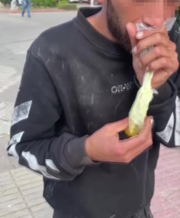 caddede-gupegunduz-bali-cekip-kendinden-gecti-TNqIOAJb.jpg