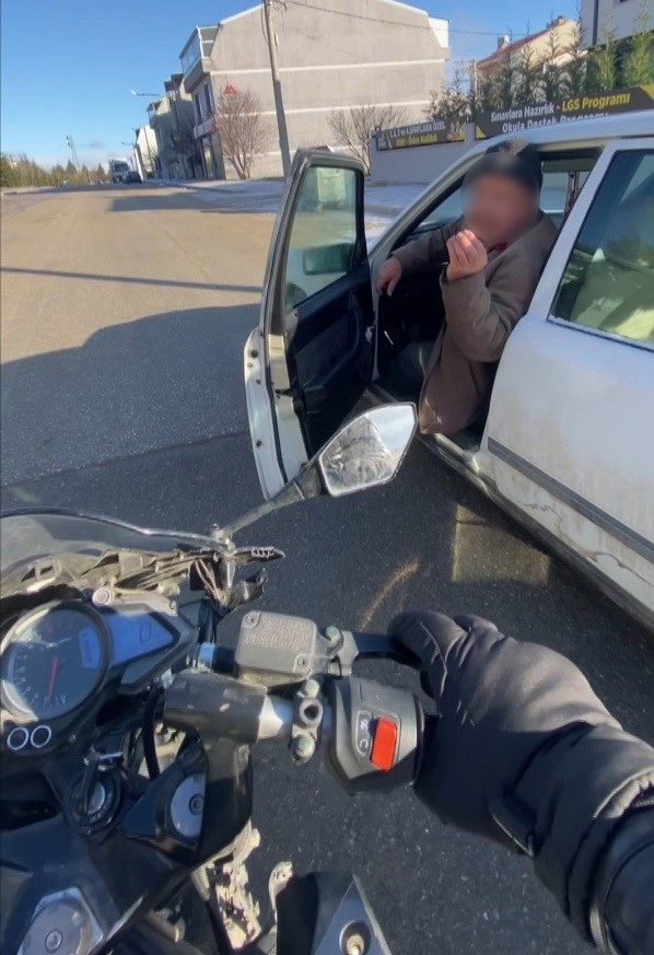 caddeye kontrolsuz cikan araca carpmaktan kil payi kurtuldu 1 SgAQLV6q