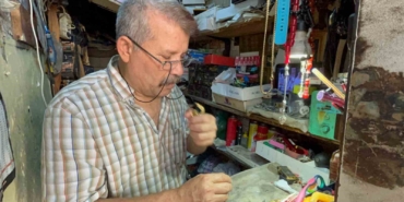 cakmagini-tamir-ettigi-doktorun-kendine-verdigi-cakmak-doktoru-unvaniyla-40-yildir-ekmek-parasini-kazaniyor-GSiRTzWu.jpg