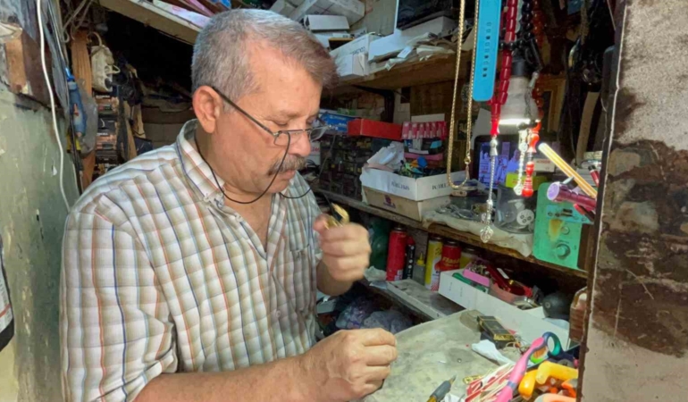 cakmagini-tamir-ettigi-doktorun-kendine-verdigi-cakmak-doktoru-unvaniyla-40-yildir-ekmek-parasini-kazaniyor-GSiRTzWu.jpg