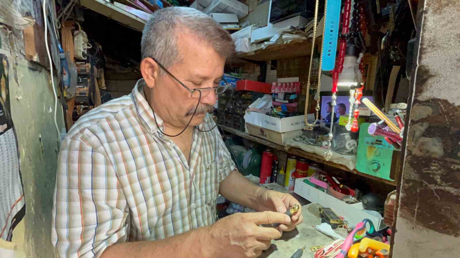 Çakmağını tamir ettiği doktorun kendine verdiği "Çakmak Doktoru" unvanıyla 40 yıldır ekmek parasını kazanıyor 10 cakmagini tamir ettigi doktorun kendine verdigi cakmak doktoru unvaniyla 40 yildir ekmek parasini kazaniyor I93e57Ok