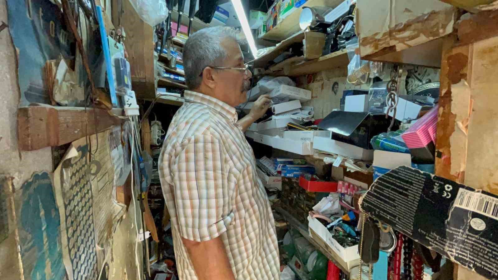 Çakmağını tamir ettiği doktorun kendine verdiği "Çakmak Doktoru" unvanıyla 40 yıldır ekmek parasını kazanıyor 7 cakmagini tamir ettigi doktorun kendine verdigi cakmak doktoru unvaniyla 40 yildir ekmek parasini kazaniyor YYkOy4GP
