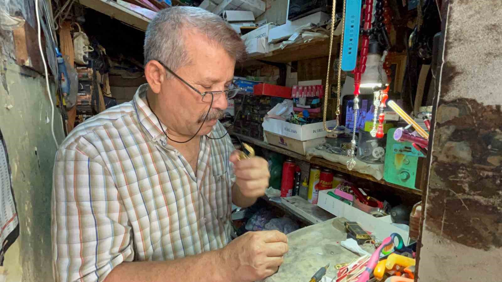 Çakmağını tamir ettiği doktorun kendine verdiği "Çakmak Doktoru" unvanıyla 40 yıldır ekmek parasını kazanıyor 4 cakmagini tamir ettigi doktorun kendine verdigi cakmak doktoru unvaniyla 40 yildir ekmek parasini kazaniyor cDq76TVD