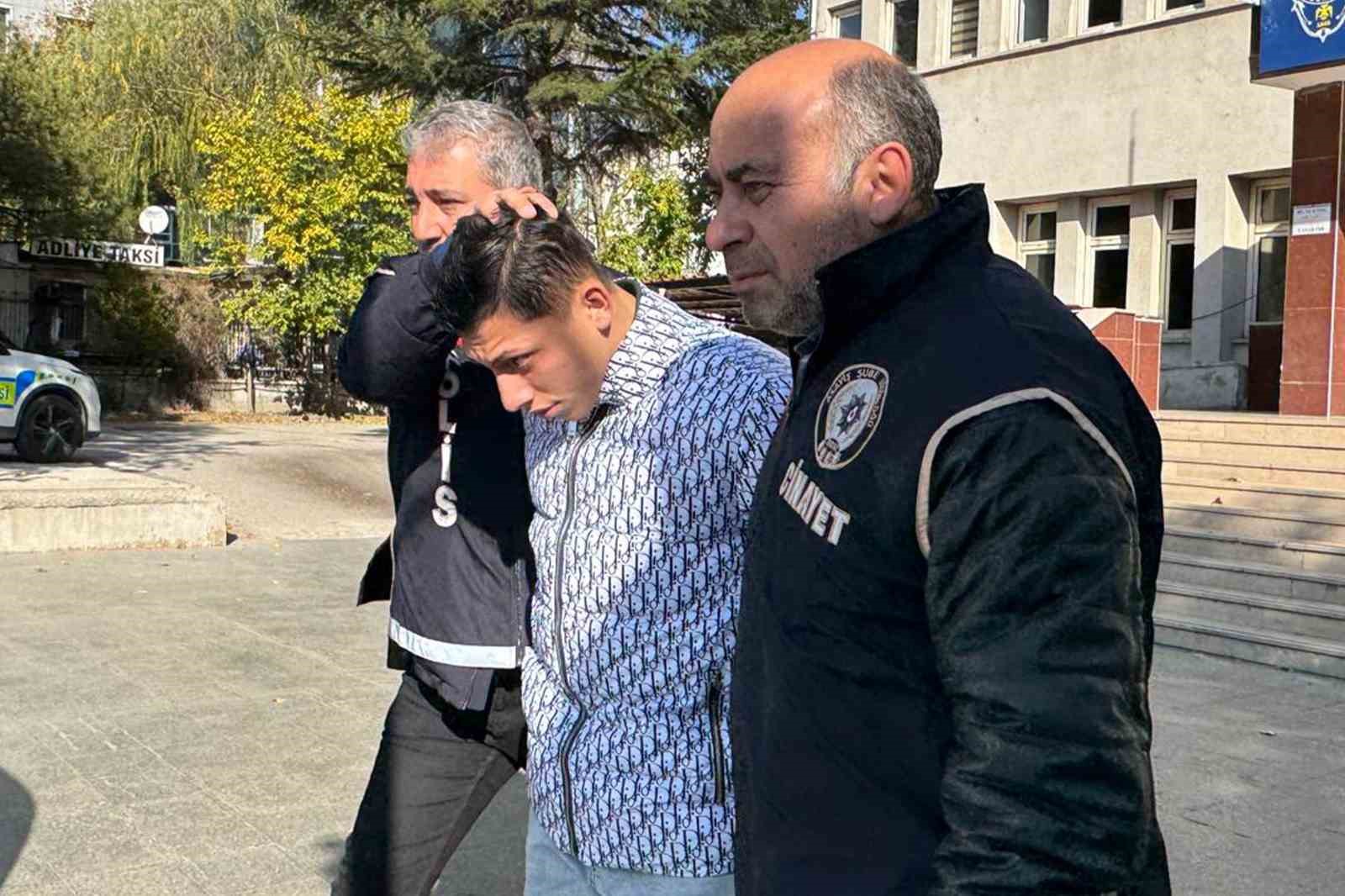 cakmak bahanesiyle yaklasip bicakladi o anlar kamerada 3 cd4RIHbV