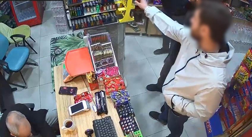 cakmak hirsizi kameraya yakalandi 0 u4YAsAhE
