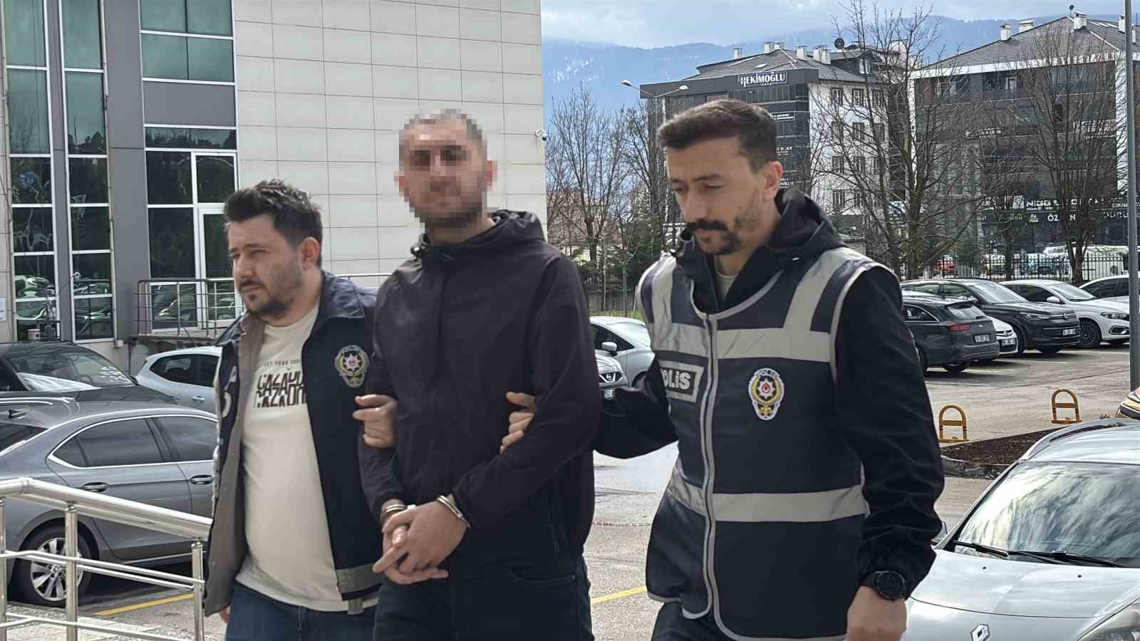 caldigi kamyonla eski sevgilisinin evine gitti camdan girdigi evden laptop caldi 3 yB4h6sDk