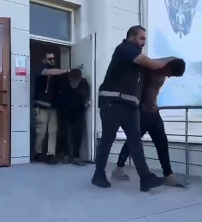 caldiklari altin dolu keseyi topraga sakladilar 2 LnV4mHVv