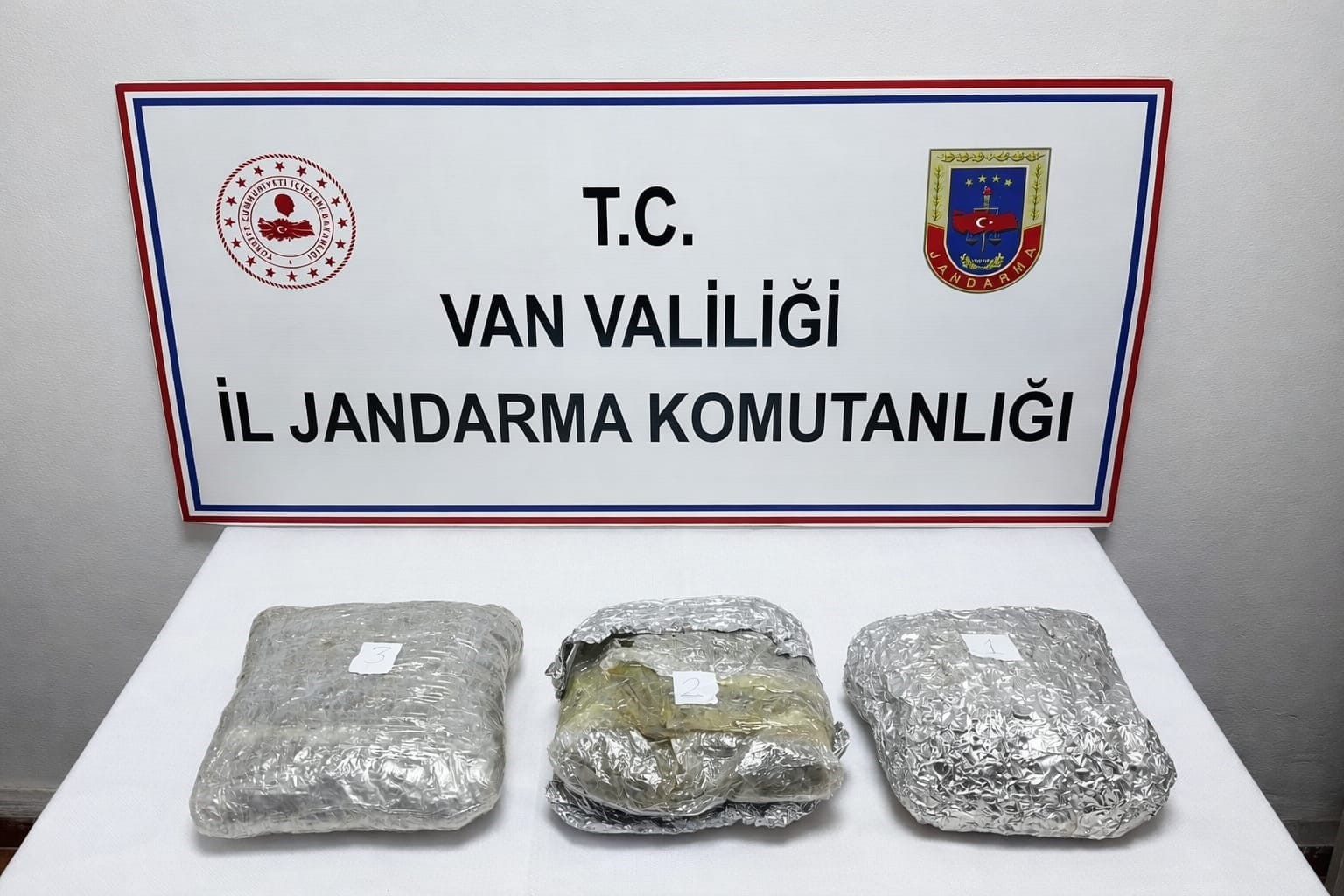 Çaldıran’da 4 kilo 60 gram skunk ele geçirildi 4 caldiranda 4 kilo 60 gram skunk ele gecirildi 0 kryG1Yrv