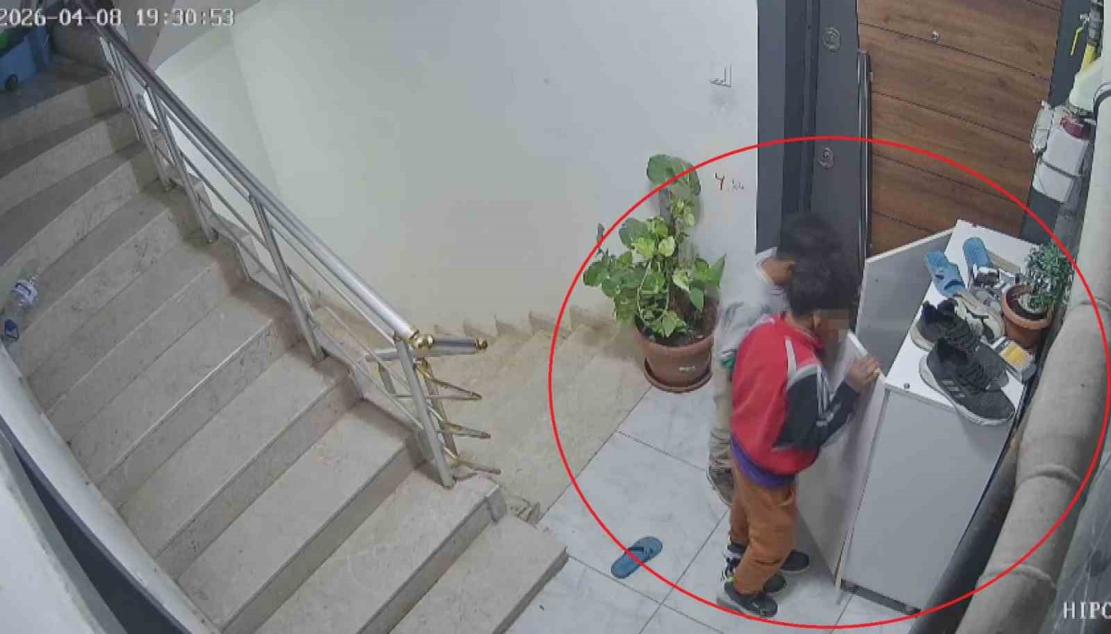 calinan ayakkabilarinin pesine dusen adam cocuk hirsizlarin evinde onlarca ayakkabiyla karsilasti 0 ZTL32up7